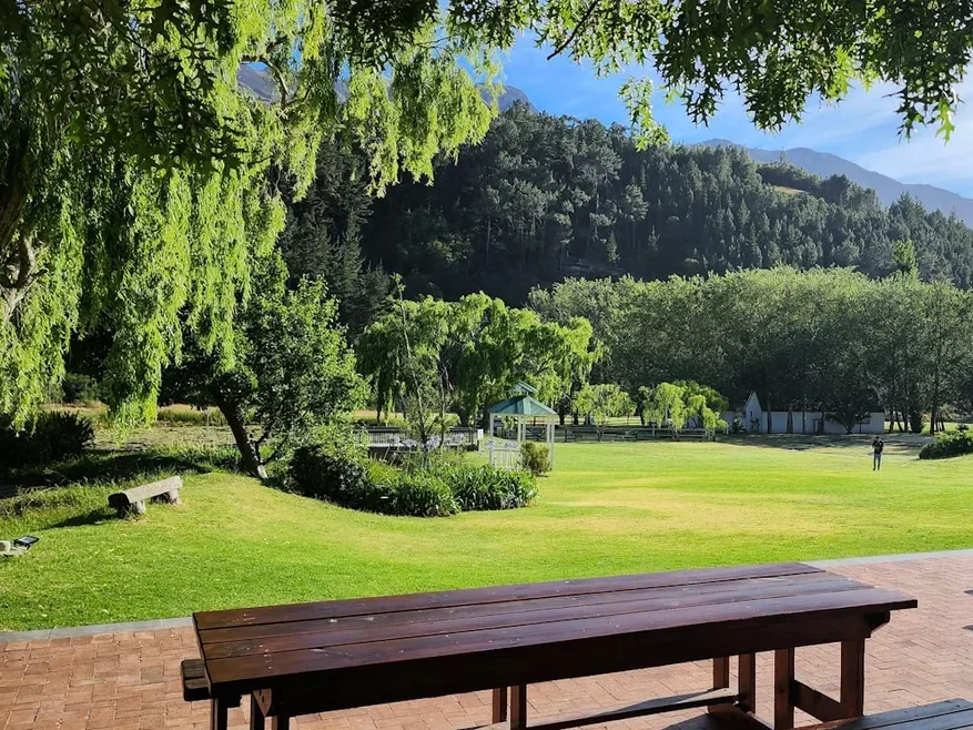 Área verde com quiosques do Clube de Campo da AES em Jundiaí