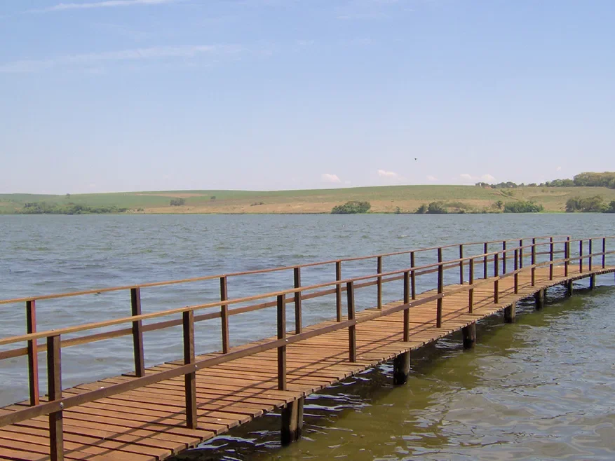 Pier de pesca do Clube Náutico da AES na represa de Boracéia