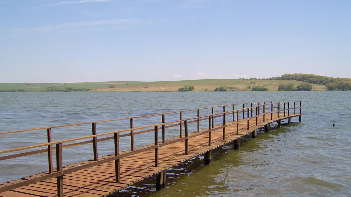 Pier de pesca do Clube Náutico da AES na represa de Boracéia
